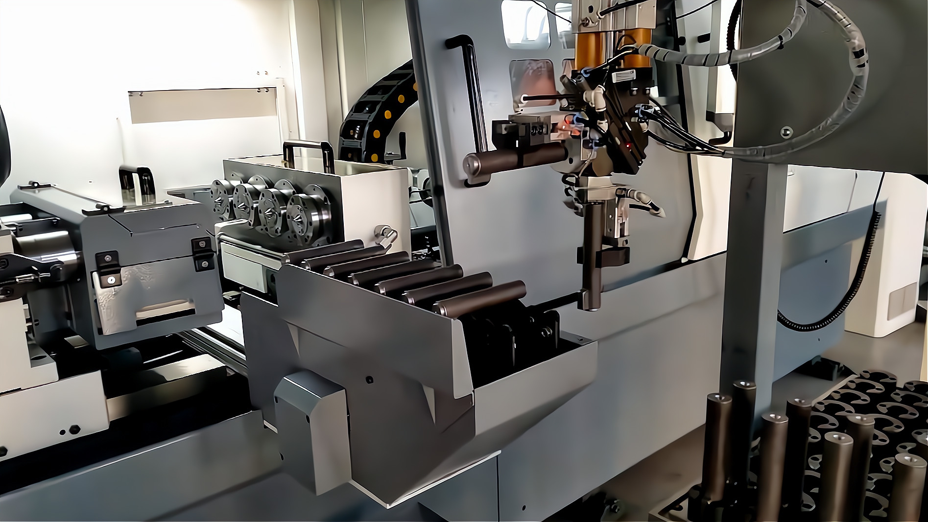 ZK2115×4B/500A 深孔鉆床配置桁架機(jī)械手，加工手槍槍管單機(jī)自動(dòng)化